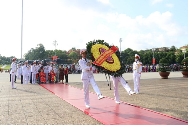 300 mẹ Việt Nam anh hùng vào Lăng viếng Bác - Anh 1