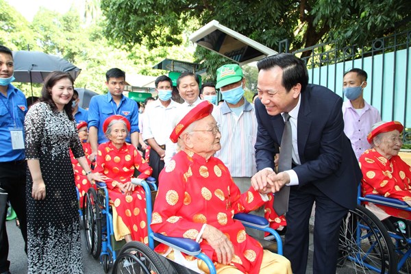300 mẹ Việt Nam anh hùng vào Lăng viếng Bác - Anh 2