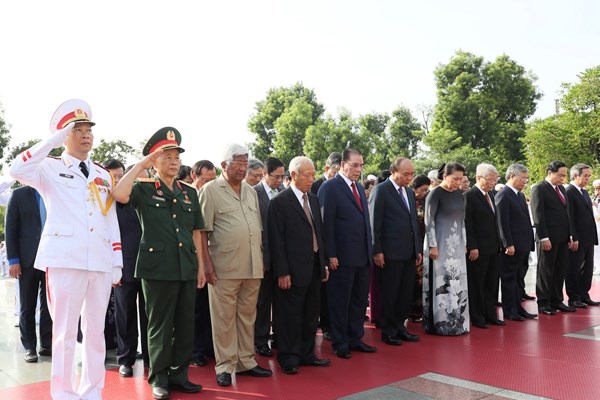 Lãnh đạo Đảng, Nhà nước viếng Chủ tịch Hồ Chí Minh, tưởng niệm các anh hùng liệt sĩ - Anh 2