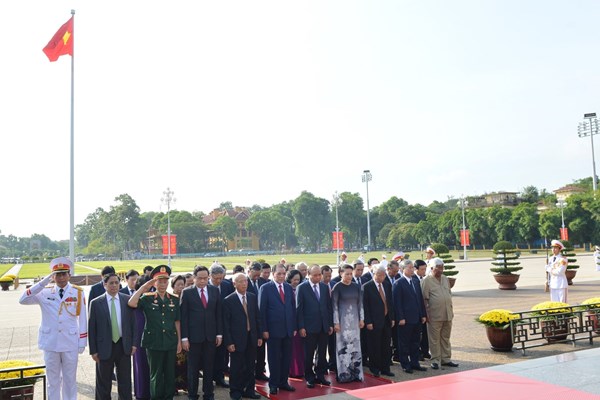 Lãnh đạo Đảng, Nhà nước viếng Chủ tịch Hồ Chí Minh, tưởng niệm các anh hùng liệt sĩ - Anh 4
