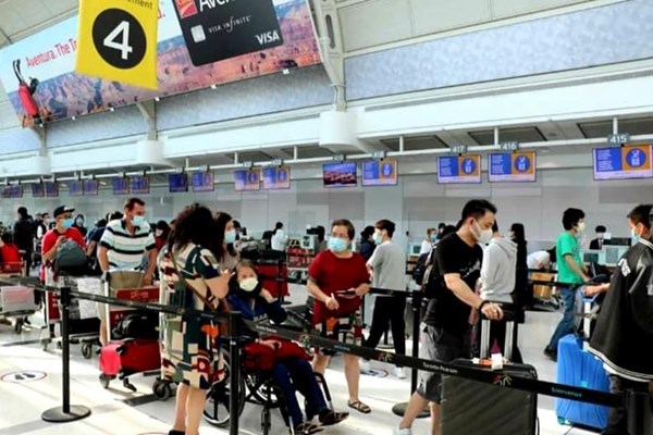 Hơn 340 công dân Việt từ Canada về nước an toàn - Anh 1