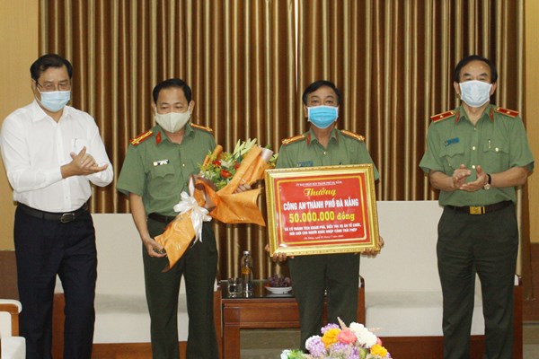 Đà Nẵng: Khen thưởng lực lượng công an về thánh tích phá hai chuyên án lớn - Anh 1
