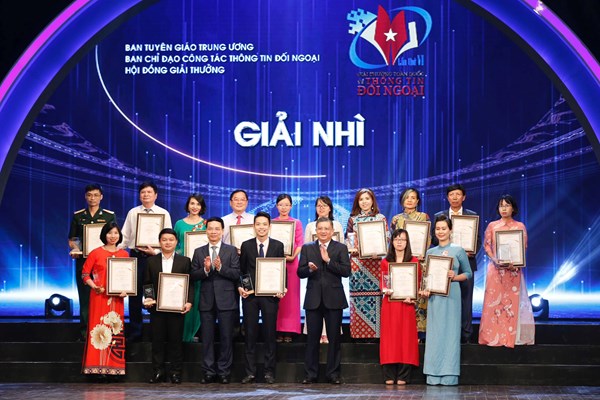 Cuộc vận động sáng tác tranh cổ động phòng dịch Covid-19  được trao giải thưởng thông tin đối ngoại - Anh 2