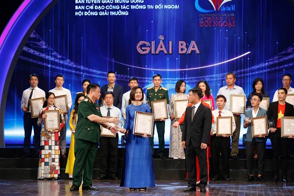 Cuộc vận động sáng tác tranh cổ động phòng dịch Covid-19  được trao giải thưởng thông tin đối ngoại - Anh 4