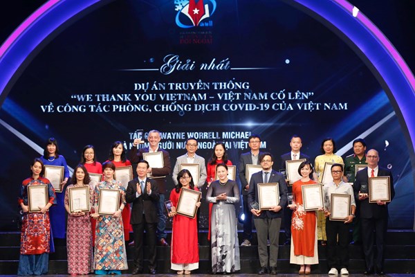 Cuộc vận động sáng tác tranh cổ động phòng dịch Covid-19  được trao giải thưởng thông tin đối ngoại - Anh 1