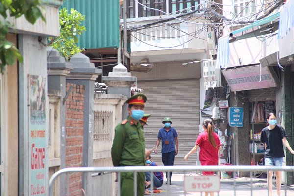 Hà Nội: Các cơ quan, trụ sở phải có nước sát khuẩn, đo thân nhiệt, kiểm soát phòng dịch - Anh 1