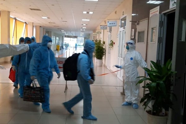 Chuyến bay đón 219 bệnh nhân Covid-19 từ Guinea Xích đạo hạ cánh an toàn - Anh 1