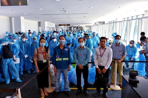 177 công dân Việt Nam từ Brunei về nước an toàn - Anh 2