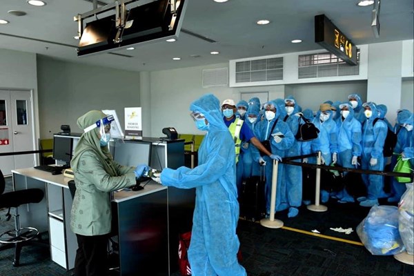 177 công dân Việt Nam từ Brunei về nước an toàn - Anh 1