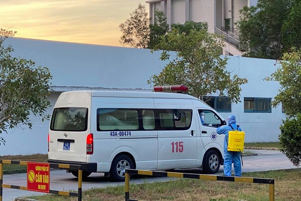 Bệnh viện Trung ương Huế tiếp nhận điều trị 11 ca nhiễm Covid-19 - Anh 1