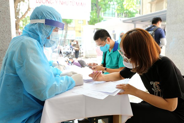 Hà Nội lấy mẫu xét nghiệm những công dân trở về từ Đà Nẵng - Anh 5