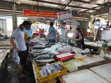 Đà Nẵng:  Xử lý một cơ sở bán hàng ăn vi phạm quy định trong thời gian cấm - Anh 1