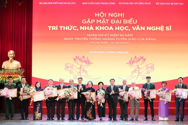 Đội ngũ trí thức, nhà khoa học, văn nghệ sĩ vững mạnh là nâng tầm trí tuệ của dân tộc - Anh 5