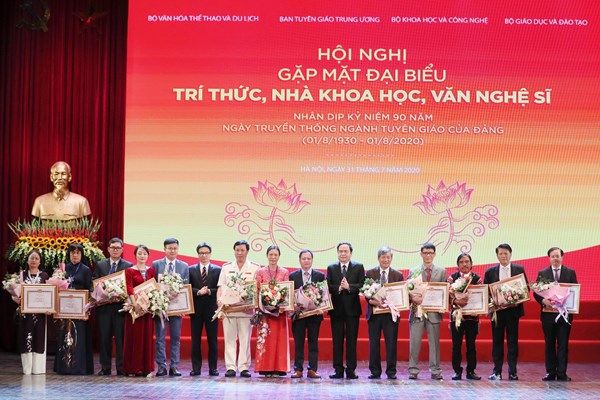 Đội ngũ trí thức, nhà khoa học, văn nghệ sĩ vững mạnh là nâng tầm trí tuệ của dân tộc - Anh 6
