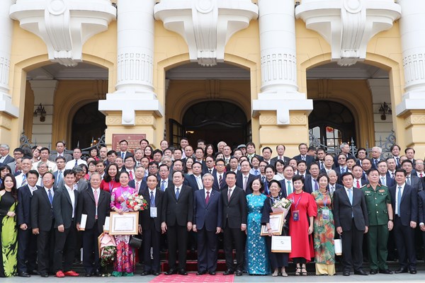Đội ngũ trí thức, nhà khoa học, văn nghệ sĩ vững mạnh là nâng tầm trí tuệ của dân tộc - Anh 2