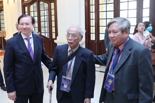 Đội ngũ trí thức, nhà khoa học, văn nghệ sĩ vững mạnh là nâng tầm trí tuệ của dân tộc - Anh 9