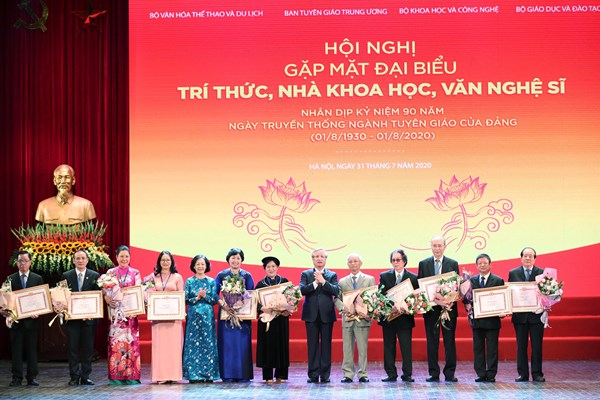 Đội ngũ trí thức, nhà khoa học, văn nghệ sĩ vững mạnh là nâng tầm trí tuệ của dân tộc - Anh 4