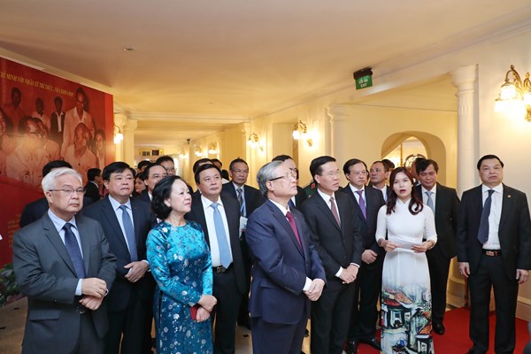 Triển lãm ảnh “Chủ tịch Hồ Chí Minh với trí thức, nhà khoa học, văn nghệ sĩ” - Anh 1