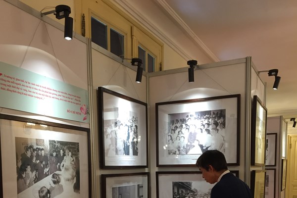 Triển lãm ảnh “Chủ tịch Hồ Chí Minh với trí thức, nhà khoa học, văn nghệ sĩ” - Anh 6