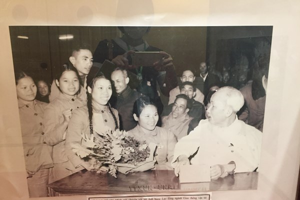 Triển lãm ảnh “Chủ tịch Hồ Chí Minh với trí thức, nhà khoa học, văn nghệ sĩ” - Anh 2