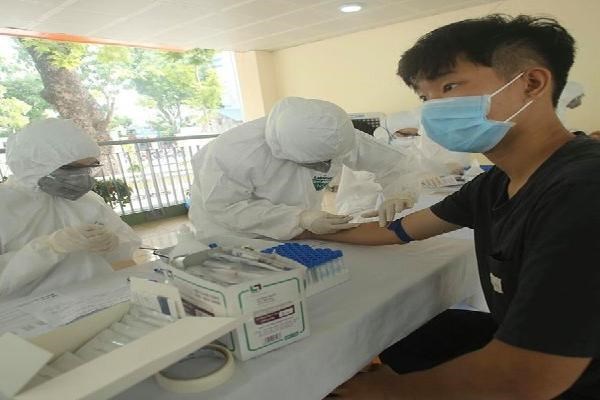 Hà Nội: Làm việc cả Chủ nhật, buổi tối để test nhanh Covid-19 - Anh 1