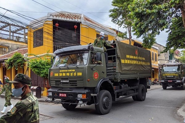 Quân đội hỗ trợ phun thuốc khử trùng khu phố cổ Hội An - Anh 4