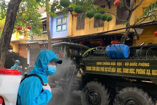 Quân đội hỗ trợ phun thuốc khử trùng khu phố cổ Hội An - Anh 3