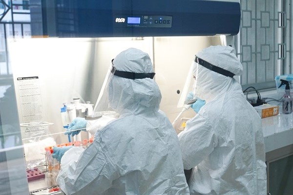Quảng Ngãi: Thực hiện xét nghiệm sàng lọc chẩn đoán SARS-CoV-2 - Anh 1