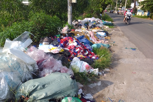 Lề đường ngập rác thải! - Anh 1