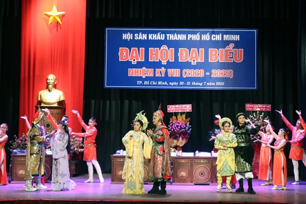 Sân khấu xã hội hóa lại “vò đầu bứt tai” - Anh 2