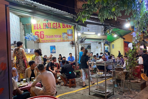 Hà Nội: Quán bia đông nghịt, tâm  lý chủ quan vẫn còn hiện hữu trong cộng đồng - Anh 1