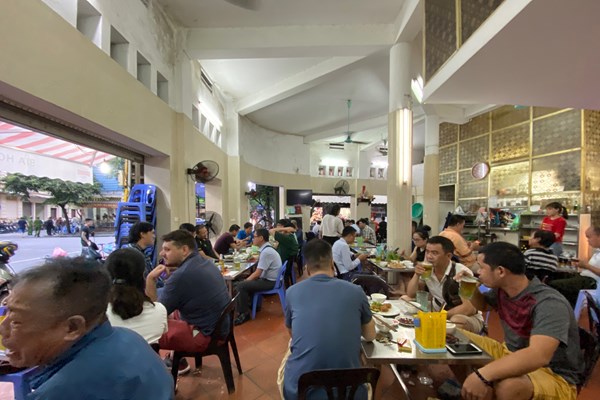 Hà Nội: Quán bia đông nghịt, tâm  lý chủ quan vẫn còn hiện hữu trong cộng đồng - Anh 3