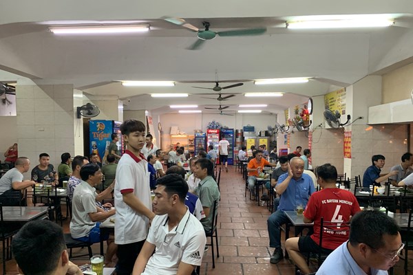 Hà Nội: Quán bia đông nghịt, tâm  lý chủ quan vẫn còn hiện hữu trong cộng đồng - Anh 2