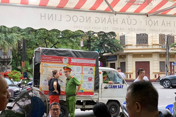 Hà Nội: Quán bia đông nghịt, tâm  lý chủ quan vẫn còn hiện hữu trong cộng đồng - Anh 4