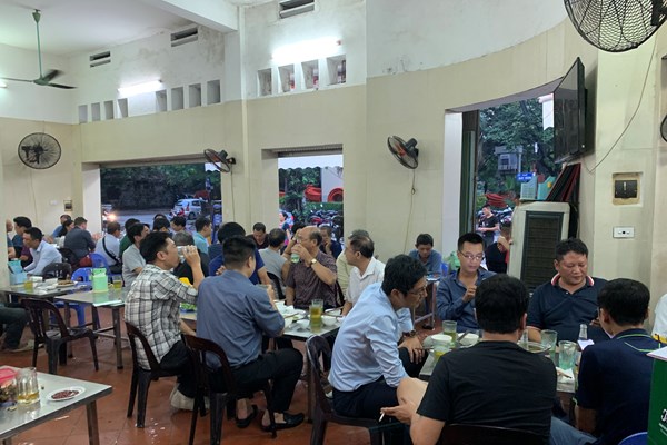 Hà Nội: Quán bia đông nghịt, tâm  lý chủ quan vẫn còn hiện hữu trong cộng đồng - Anh 6