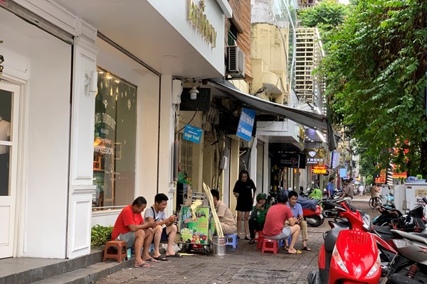 Hà Nội: Quán bia đông nghịt, tâm  lý chủ quan vẫn còn hiện hữu trong cộng đồng - Anh 7