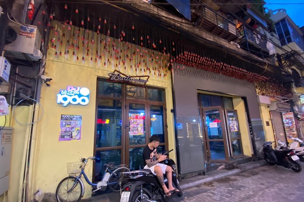 Hà Nội: Quán bia đông nghịt, tâm  lý chủ quan vẫn còn hiện hữu trong cộng đồng - Anh 9