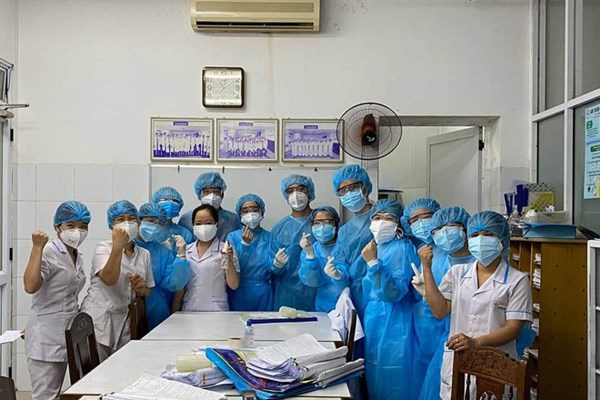Đà Nẵng:  Bệnh nhân ung thư góp sức “chống dịch” trên giường bệnh - Anh 1