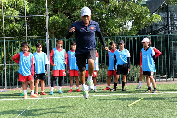 Bóng đá nữ Việt Nam: Ươm mầm cho tương lai - Anh 1
