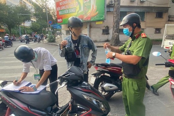 Hôm nay 5.8, TP.HCM xử phạt người không mang khẩu trang tại nơi công cộng: Sẽ làm nghiêm và không được “bỏ sót” - Anh 1
