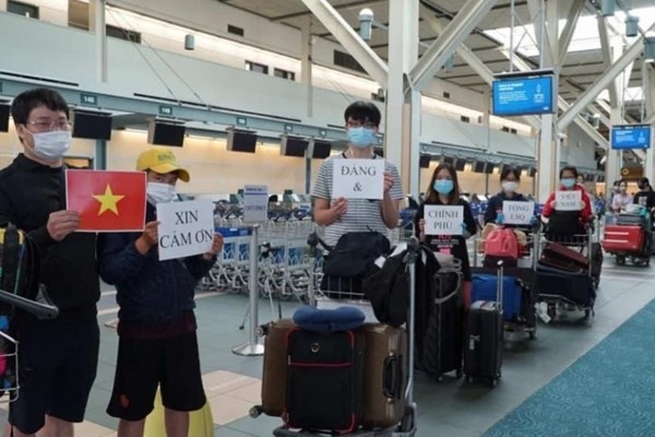Đưa 300 công dân Việt Nam tại Canada và Hàn Quốc về nước - Anh 2