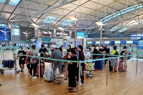 Đưa 300 công dân Việt Nam tại Canada và Hàn Quốc về nước - Anh 1