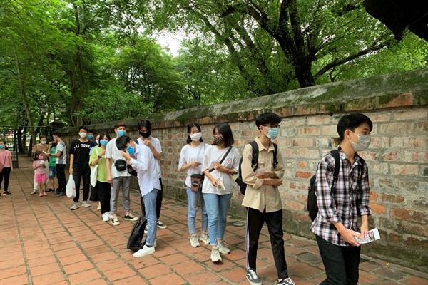 Ngày thi tốt nghiệp THPT đến gần, sĩ tử và phụ huynh khẩu trang kín mít đến Văn Miếu thắp hương trước kỳ thi - Anh 1