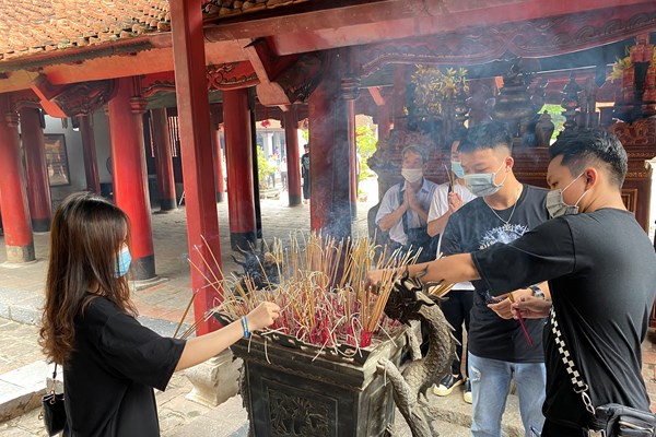 Ngày thi tốt nghiệp THPT đến gần, sĩ tử và phụ huynh khẩu trang kín mít đến Văn Miếu thắp hương trước kỳ thi - Anh 10