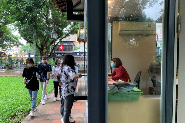 Ngày thi tốt nghiệp THPT đến gần, sĩ tử và phụ huynh khẩu trang kín mít đến Văn Miếu thắp hương trước kỳ thi - Anh 2