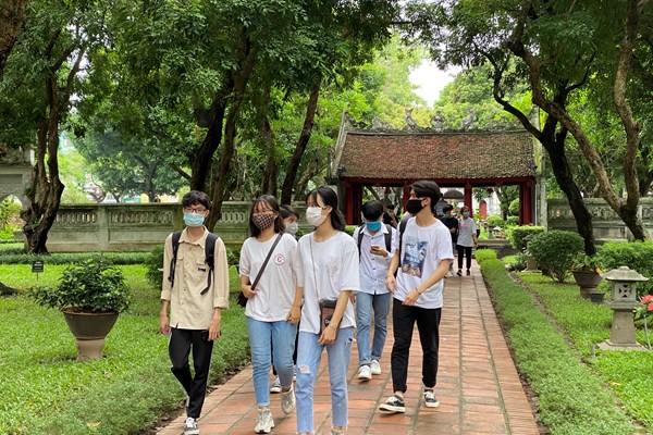 Ngày thi tốt nghiệp THPT đến gần, sĩ tử và phụ huynh khẩu trang kín mít đến Văn Miếu thắp hương trước kỳ thi - Anh 5
