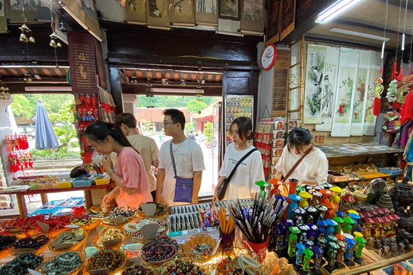 Ngày thi tốt nghiệp THPT đến gần, sĩ tử và phụ huynh khẩu trang kín mít đến Văn Miếu thắp hương trước kỳ thi - Anh 6