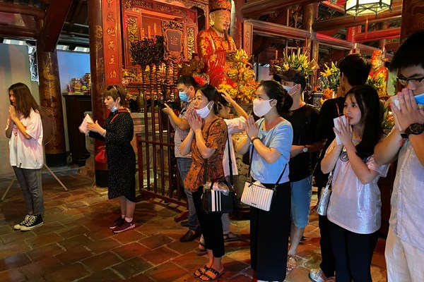Ngày thi tốt nghiệp THPT đến gần, sĩ tử và phụ huynh khẩu trang kín mít đến Văn Miếu thắp hương trước kỳ thi - Anh 8