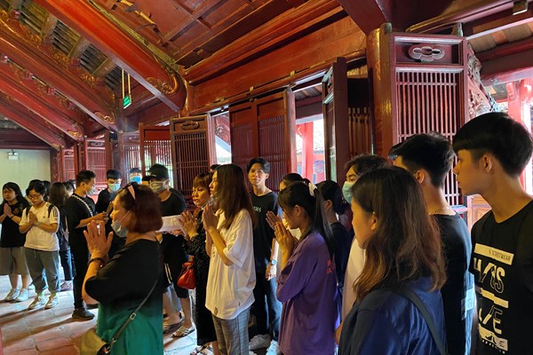 Ngày thi tốt nghiệp THPT đến gần, sĩ tử và phụ huynh khẩu trang kín mít đến Văn Miếu thắp hương trước kỳ thi - Anh 7