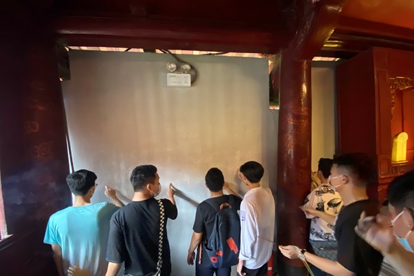 Ngày thi tốt nghiệp THPT đến gần, sĩ tử và phụ huynh khẩu trang kín mít đến Văn Miếu thắp hương trước kỳ thi - Anh 9